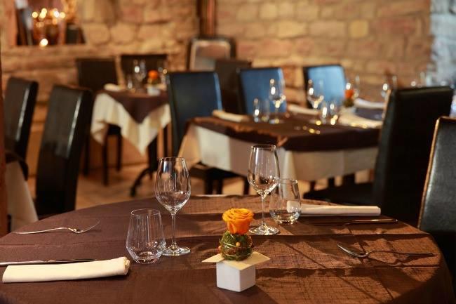 Quelqu'un connaît un chouette resto à la campagne, loin du centre ? Avec de vieilles pierres et une "âme" pour passer un moment hors du temps avec mon compagnon... Merci !