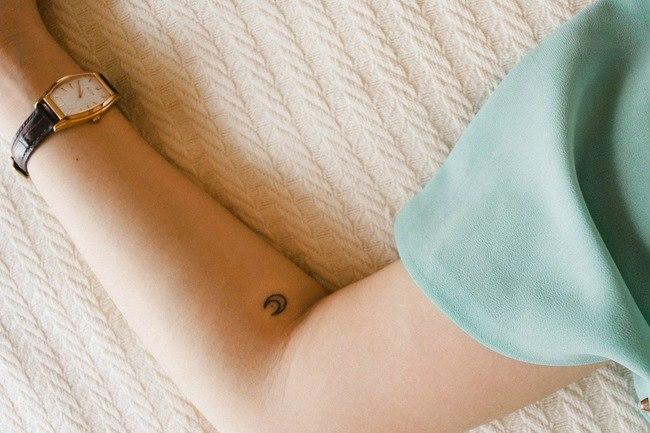 Qui connait un TRÈS bon tatoueur qui fais parfois de tout petits tatouages avec des traits fins ?