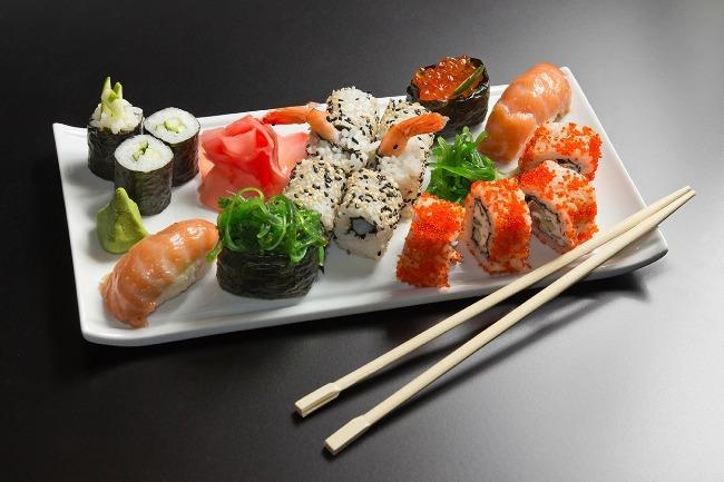 Je cherche un bon resto de sushis dans le centre-ville pour un repas rapide le midi. Des adresses ?