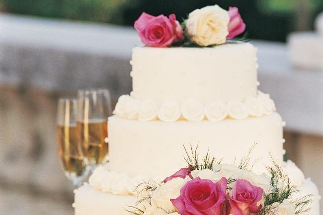 Un bon pâtissier pour une pièce montée de mariage à me conseiller ? Quelqu'un qui la livrerait sur le lieu du mariage, idéalement !