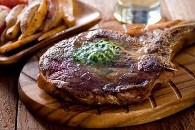 Je cherche LE restaurant qui sert de booooonnes côtes de boeuf au feu de bois. Des adresses ?