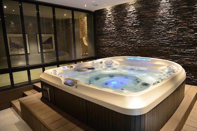 Qui connaît un bel hôtel avec jacuzzi directement dans la chambre ? Je prépare une surprise pour ma douce ! Je cherche à Bordeaux ou même jusqu'en Espagne. Merci pour elle :)