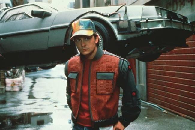 Qui connaît des lieux où l'on fêtera la date du 21 octobre 2015 ? Hé oui, dans "Retour vers le futur 2", c'est la date à laquelle arrive Marty McFly :-) !