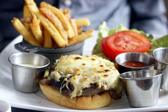 Qui connaît un bon endroit où manger des hamburgers maison savoureux qui sortent de l'ordinaire ?