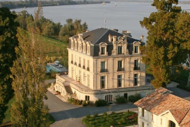 Qui connaît un château ou une maison d'hôtes haut de gamme dans la région bordelaise pouvant recevoir 12 québécois début octobre pour une semaine ? Quelles sont vos bonnes adresses dans le coin ?