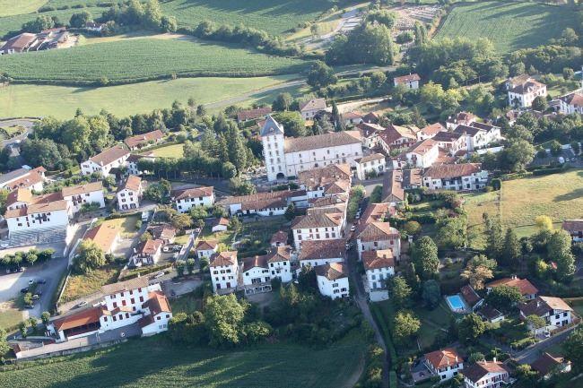 Qui connaît un endroit un peu éloigné de Bordeaux ou bien une commune pour déménager ? Je cherche un coin verdoyant, tranquille pour respirer un peu, mais quand même PROCHE du centre car j'y travaille.