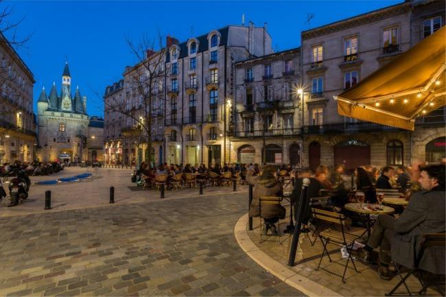 Qui connaît les bons endroits de Bordeaux ? Avec une amie nous souhaitons visiter la ville pendant un week-end. Pouvez-vous nous conseiller sur les lieux incontournables à ne pas rater ? Monuments, boutiques, restaurants, hôtels, bars.. atypiques, fun. Merci !