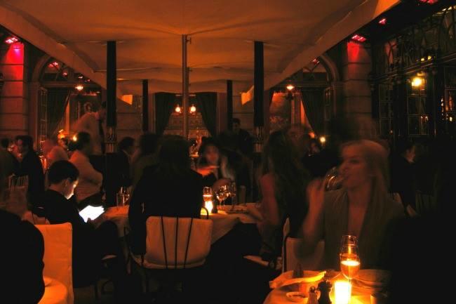 Un endroit sympa à me conseiller pour un PREMIER rencard sur Bordeaux ? Avec un joli cadre, de la bonne musique et une table pour discuter. En résumé : un endroit où l'on se sent bien !