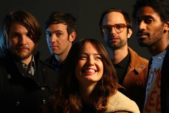 Qui connaît un bon artiste/groupe musical originaire de Bordeaux pour mettre le feu sur scène ? Plutôt rock mais je suis assez ouverte finalement ! C'est pour un événement au début du printemps.