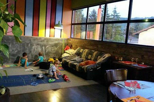 Qui connaît un resto top pour les enfants avec des jeux pour les occuper ?