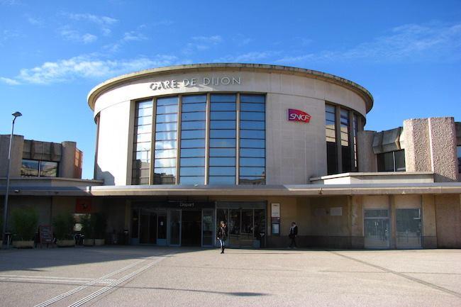 Qui connaît un petit resto sympa proposant des plats du jour variés le midi en semaine à tarif correct aux alentours de la gare ? Je viens de commencer à travailler sur Dijon et il me manque quelques bonnes adresses !