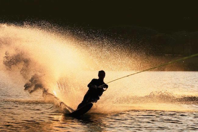 Qui connaît un endroit dans les alentours de Dijon où l'on peut faire du ski nautique ou du jet ski ?