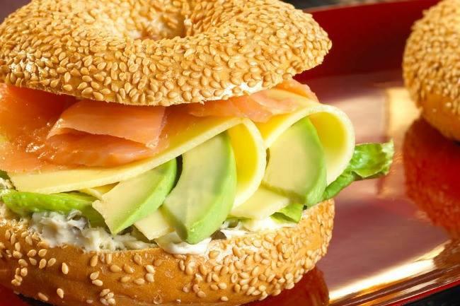 Où est-ce que je pourrais trouver d'excellents bagels garnis ? Idéalement à emporter !