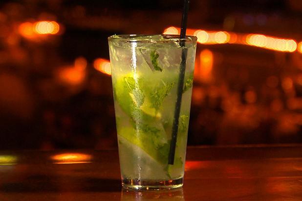 Où sortir pour boire de bons mojitos tout en grignotant des petites choses ?