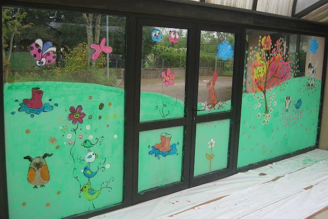 Qui connaît un artiste qui saurait peindre quelque chose dans ce style pour ma crèche ?