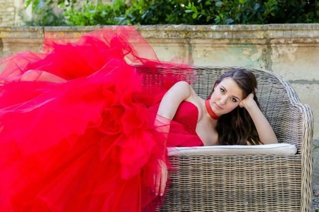 Qui connaît un magasin où l'on vend des robes de mariée originales ? C'est-à-dire avec de la couleur !