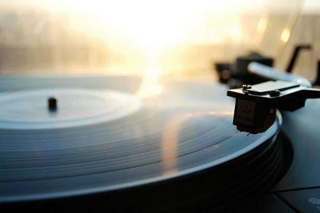 Qui connaît un DJ talentueux pour un mariage ? J'ai surtout besoin de quelqu'un qui n'impose pas sa playlist mais avec qui nous pourrons discuter !