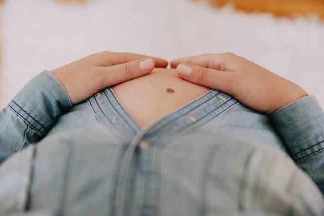 Qui connaît un photographe à l'écoute qui fournit plusieurs tenues et accessoires pour une séance de grossesse à Dijon ? © Jehanne Moll