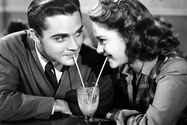 Qui peut me conseiller un endroit SYMPA à Dijon pour un premier rencard vendredi prochain ? Il faut que ce soit calme et que l'on puisse discuter tranquillement mais pas non plus ennuyeux ! Avec de la bonne musique.