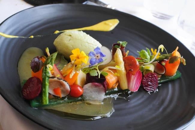 Qui connait un restaurant étoilé à Dijon ou dans les alentours avec une carte exceptionnelle ? C'est pour une surprise accompagnée d'une demande TRES spéciale... Quelle a été votre meilleure experience dernièrement ?