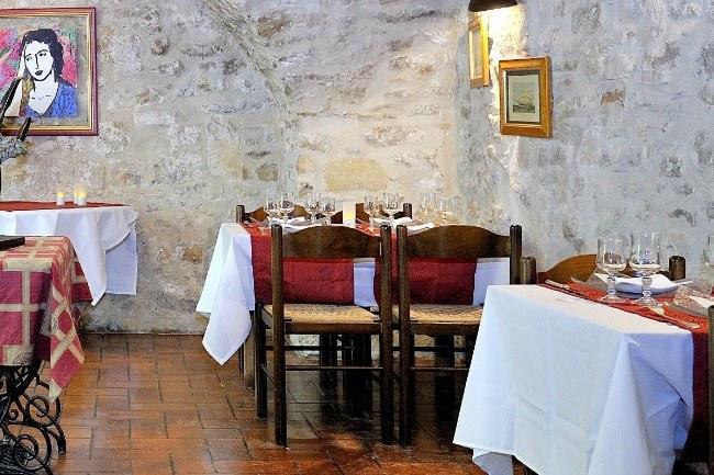 Qui connaît un chouette resto à la campagne, un peu éloigné du centre, avec de vieilles pierres pour se retirer en amoureux lors de la Saint-Valentin ?