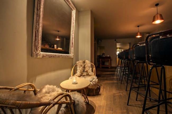 Qui connaît un petit resto intimiste où l'on se sent comme chez soi ? Avec des portions généreuses et un service aux petits oignons ?