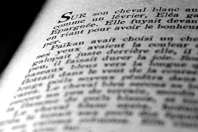 Qui connaît un BON roman avec une vraie histoire d'amour mais qui n'est pas trop mièvre ?