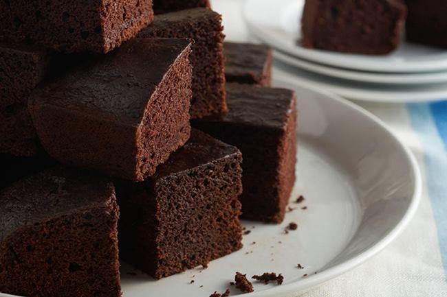 Qui connaît une bonne recette pour faire un BON moelleux au chocolat ? Les miens sont toujours trop compacts :/
