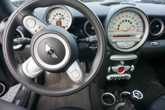 Quels sont les points sur lesquels il faut être particulièrement vigilant lorsque l'on achète une voiture d'occasion ? J'ai un petit budget et sans faire dans le cliché, je suis une femme et je n'y connais rien ! C'est très important pour moi car j'aimerai ne pas acheter une épave qui avec ses réparations me coûtera les yeux de la tête. :(