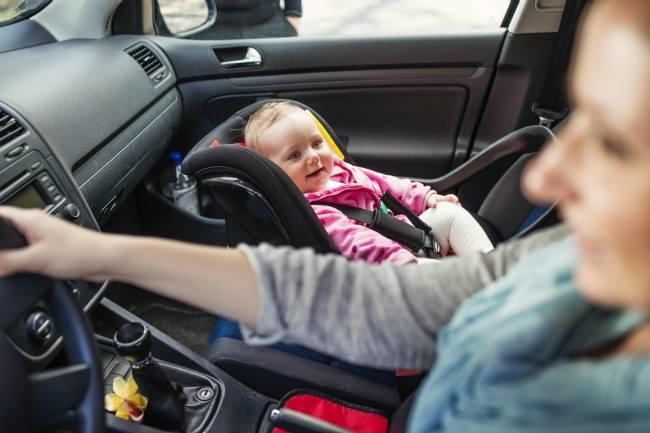 Qui connaît une bonne petite voiture citadine 5 portes pour l'arrivée d'un bébé ?