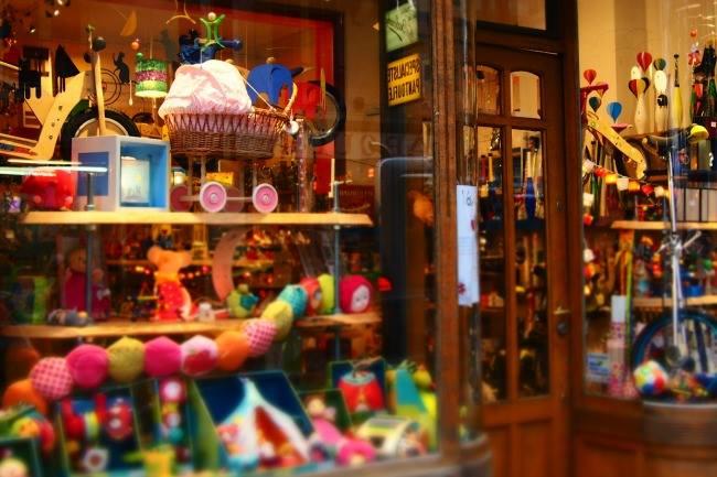 Qui connaît une petite boutique de jouets à découvrir à Grenoble ? Je suis à la recherche d'un jeu très vieux pour mon neveu et je ne le trouve pas. Je voudrais donc un magasin un peu à l'ancienne avec beaucoup de choix !