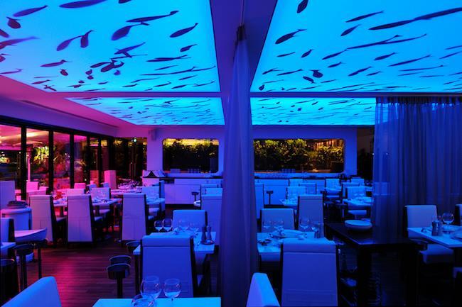 Qui connaît un bon restaurant sur Grenoble pour une soirée en amoureux ? Je cherche un cadre qui sorte de l'ordinaire, quelque chose de romantique et qui nous fasse voyager.