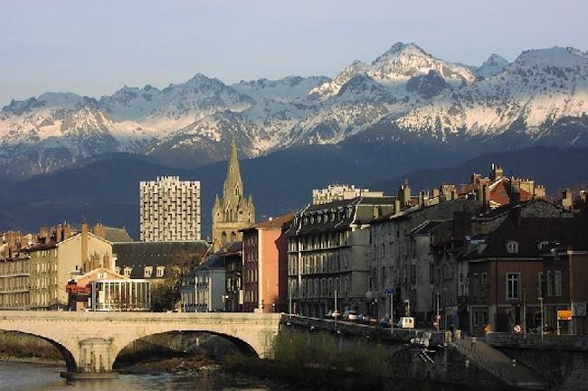 Qui connaît une adresse sympa pour manger des spécialités de la région ? Ma famille vient bientôt me rendre visite et je voudrais leur faire goûter les plats d'ici sans tomber dans les pièges à touristes ...