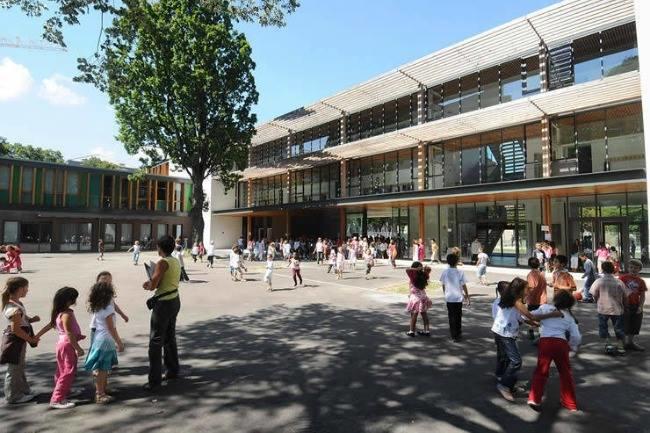 Qui connaît une bonne école maternelle à Grenoble ? Je viens bientôt venir m'installer ici et je cherche un établissement de qualité pour y inscrire ma fille. Ne connaissant rien à la ville, je préfère passer par cette page :-)