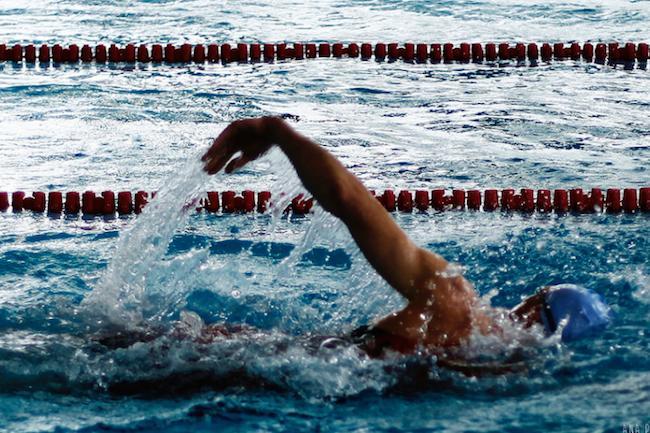 Qui connaît une piscine PROPRE (vestiaires compris) pour aller pour nager entre midi et deux heures ?