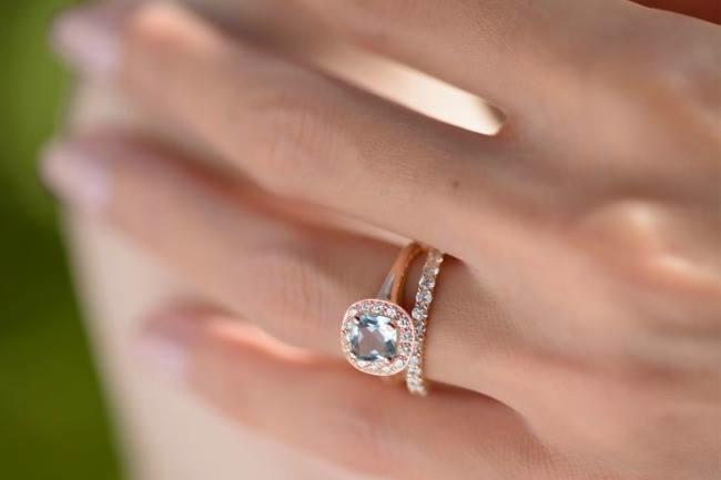 Qui connaît une bijouterie de qualité pour acheter une bague de fiançailles ? J'ai besoin d'être conseillé et qu'on me laisse le temps de bien regarder et de choisir avec soin !