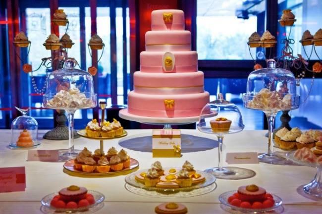 Qui connaît un pâtissier qui saurait nous concocter un véritable dessert de mariage original ? Pas de pièce montée avec des petits bonshommes en plastique au dessus !