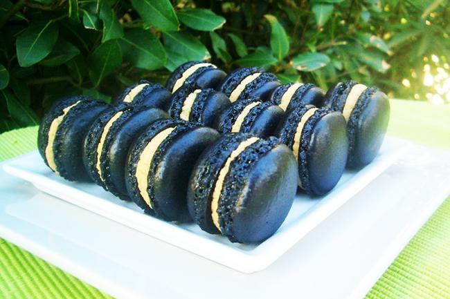 Les macarons à la réglisse ! C'est une découverte FABULEUSE que j'ai faite là ! Le problème ? Je n'ai pas la moindre idée d'où aller pour en trouver à Lille. T_T Connaissez-vous des experts en macarons qui en font peut-être ?