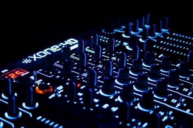 Je suis à la recherche d'un bon DJ avec son équipement pour un anniversaire... Des suggestions ?