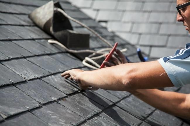 Qui connaît un bon couvreur à Lille qui travaille rapidement ? Mon toit est une catastrophe...