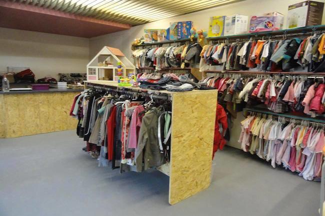 Qui connaît un magasin de vêtements pour enfants avec beaucoup de choix ?