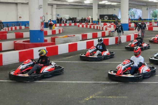 On organise une sortie karting ! Qui connaît un bel endroit indoor et pas trop éloigné du centre ? C'est pour un enterrement de vie de garçon...