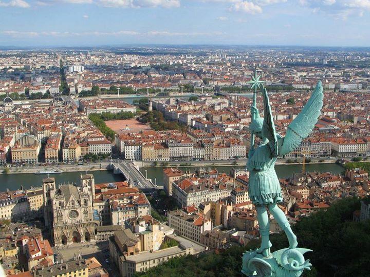 "Si Paris est la capitale de la France, Lyon est la capitale de la province."