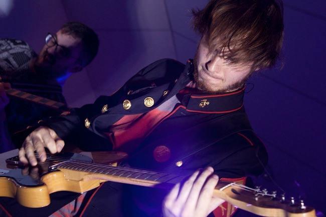 Qui peut me citer les meilleurs groupes musicaux pop/rock originaires de Lyon ? Peu importe le style, je cherche juste des artistes pour mettre le FEU sur scène.