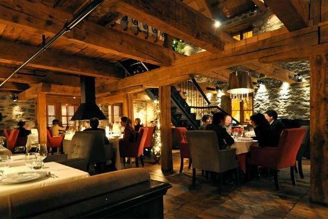 Qui connaît un restaurant intimiste un peu secret avec un feu de bois et des bougies pour passer une soirée inoubliable ? Ce qui se rapproche le plus d'un resto romantique dans les films... C'est pour une demande très spéciale !