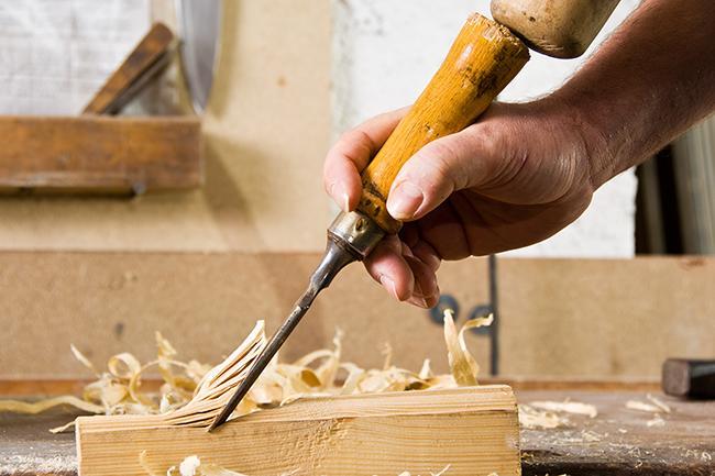 Qui connaît un ébéniste en qui je pourrais avoir confiance pour restaurer un meuble auquel je tiens ?