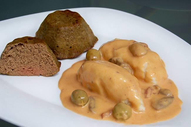 Qui connaît un bon bouchon où l'on sert des quenelles avec autre chose que du riz ? Féculent + féculent = bonjour ! A Lyon on mange les quenelles avec du gâteau de foie voyons, pas du riz !