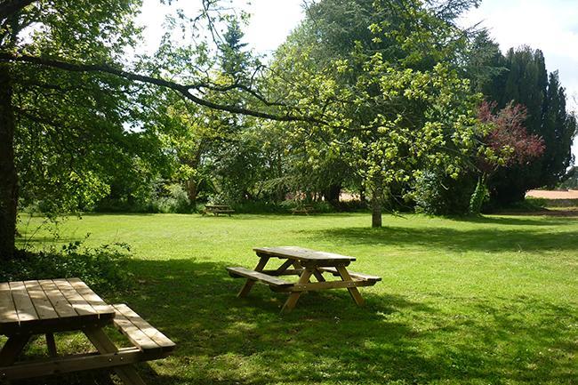 Qui connaît un parc sympathique avec des jeux pour les enfants et des tables pour pique-niquer ?
