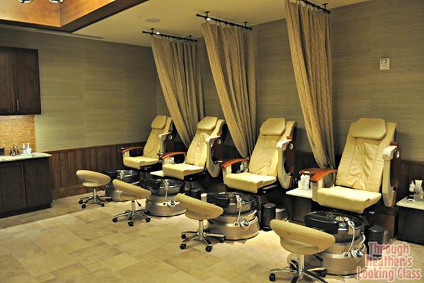 Qui connaît un institut de beauté pour faire une superbe pédicure confortablement assis dans un fauteuil massant ?