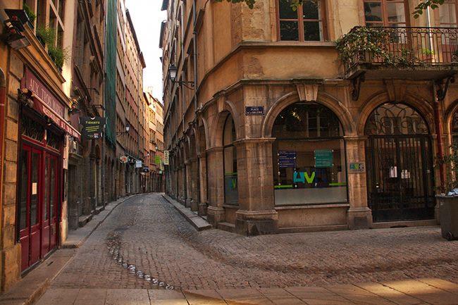 Qui connaît une adresse sympa pour manger des spécialités de la région ? Ma famille vient bientôt me rendre visite et je voudrais leur faire goûter les plats d'ici sans tomber dans les pièges à touristes...